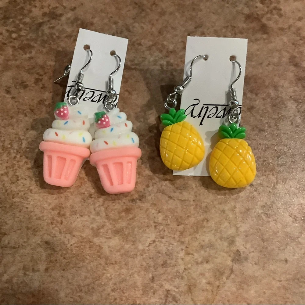 Cute two pair earrings